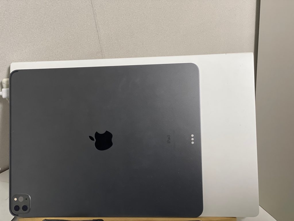 15인치 노트북과 아이패드 12.9인치 크기 비교
