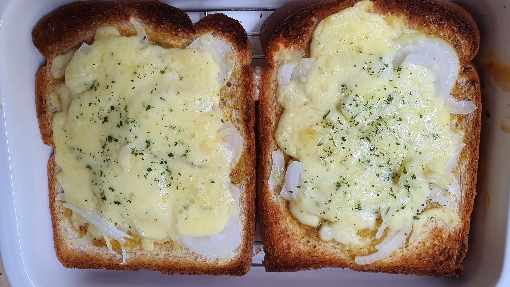식빵위에 치즈와 파슬리 조리후